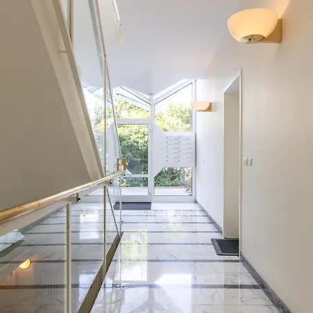 Appartement Privates Mit Bad, Kueche, Sofa & Balkon