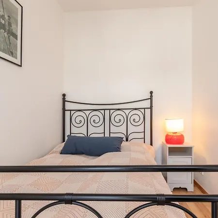 Privates Mit Bad, Kueche, Sofa & Balkon