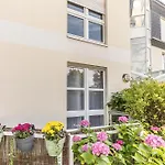 Apartmán Privates Mit Bad, Kueche, Sofa & Balkon *