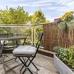 Apartmán Privates Mit Bad, Kueche, Sofa & Balkon