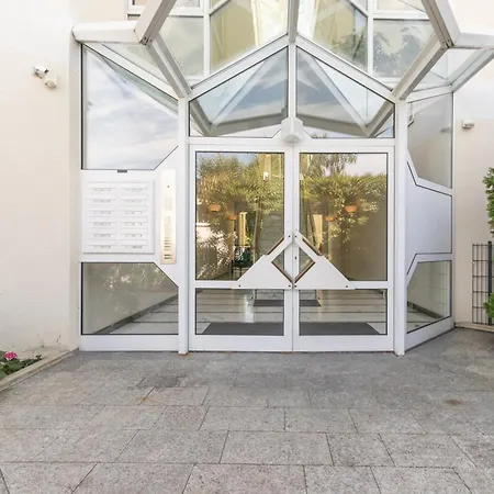 Privates Mit Bad, Kueche, Sofa & Balkon