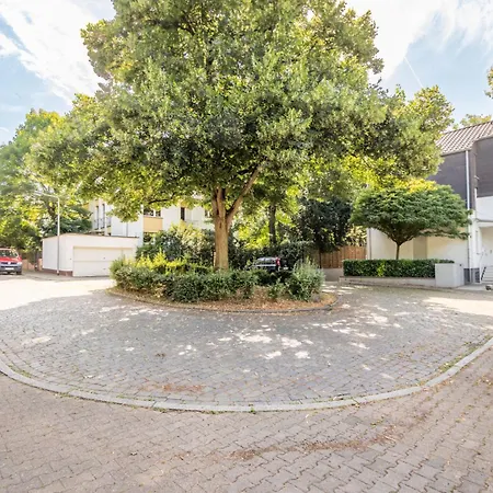 Apartman Privates Mit Bad, Kueche, Sofa & Balkon *