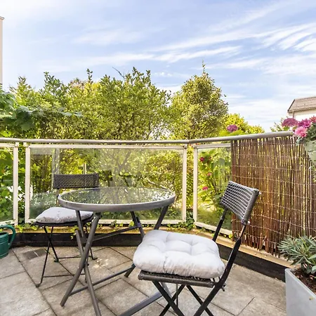 Privates Mit Bad, Kueche, Sofa & Balkon *