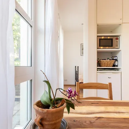 Privates Mit Bad, Kueche, Sofa & Balkon * Frankfurt nad Mohanem