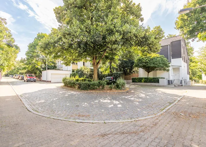 Lejlighed Privates Mit Bad, Kueche, Sofa & Balkon *