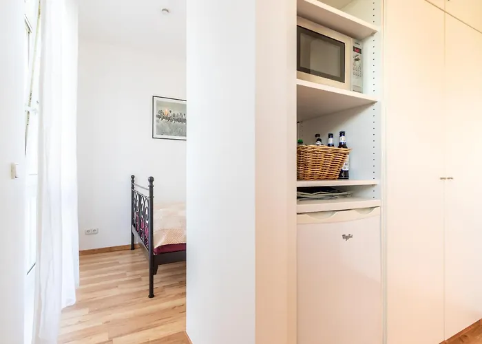 Privates Mit Bad, Kueche, Sofa & Balkon Frankfurt am Main