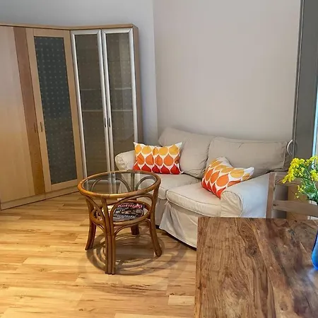 Privates Mit Bad, Kueche, Sofa & Balkon * Frankfurt nad Menem