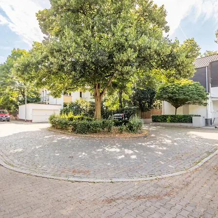 Apartament Privates Mit Bad, Kueche, Sofa & Balkon *
