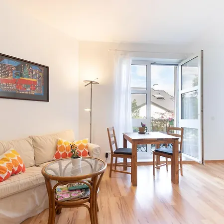 Apartament Privates Mit Bad, Kueche, Sofa & Balkon *
