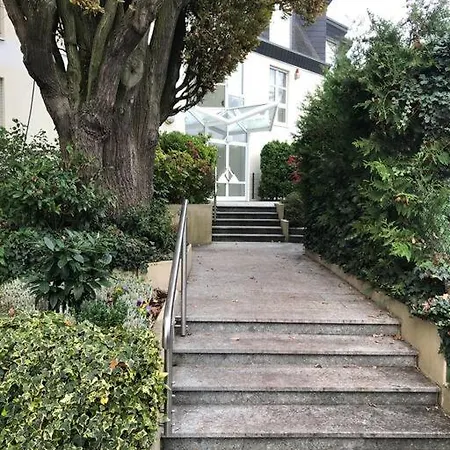 Privates Mit Bad, Kueche, Sofa & Balkon
