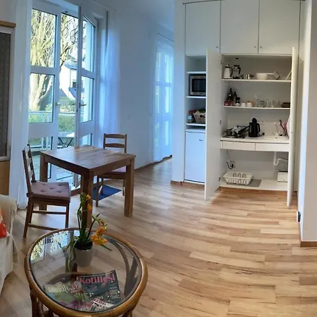 Privates Mit Bad, Kueche, Sofa & Balkon Apartment