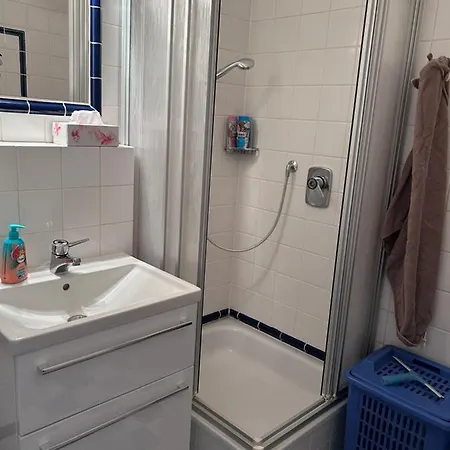 Privates Mit Bad, Kueche, Sofa & Balkon * Frankfurt am Main