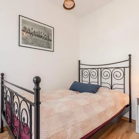 Privates Mit Bad, Kueche, Sofa & Balkon * فرانكفورت