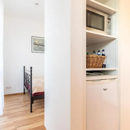 Privates Mit Bad, Kueche, Sofa & Balkon فرانكفورت